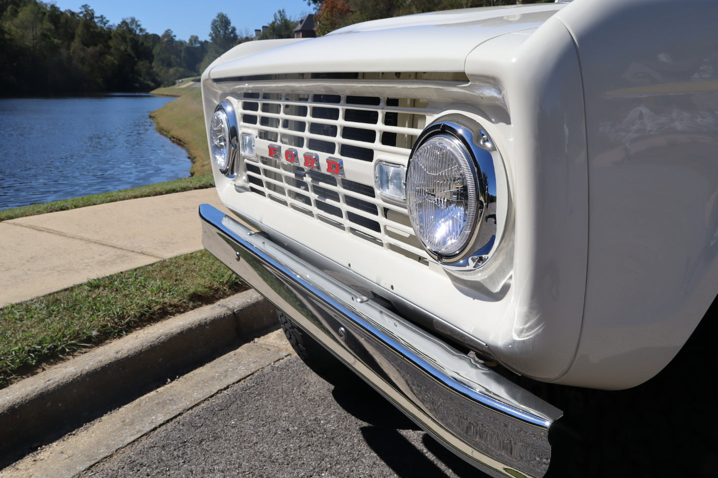 1973 Ford Bronco - Wimbledon White